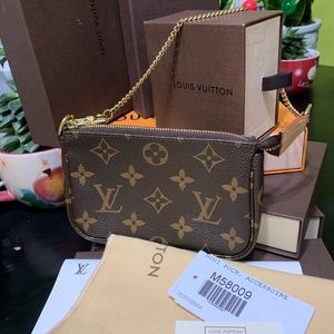 Louis Vuitton Mini Pochette in Monogram